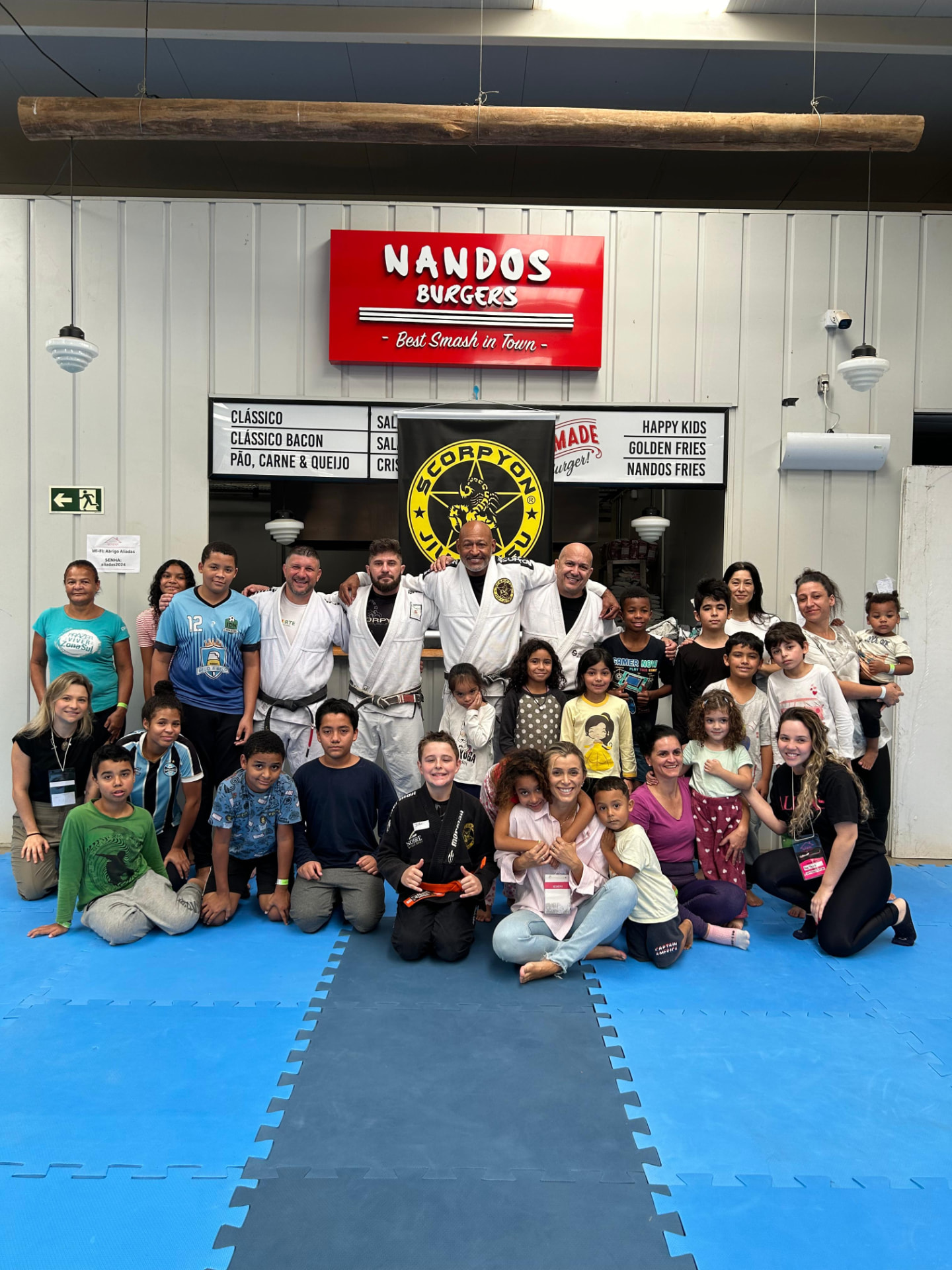 Aula de jiu-jitsu com crianças e famílias no espaço kids do Abrigo Aliadas