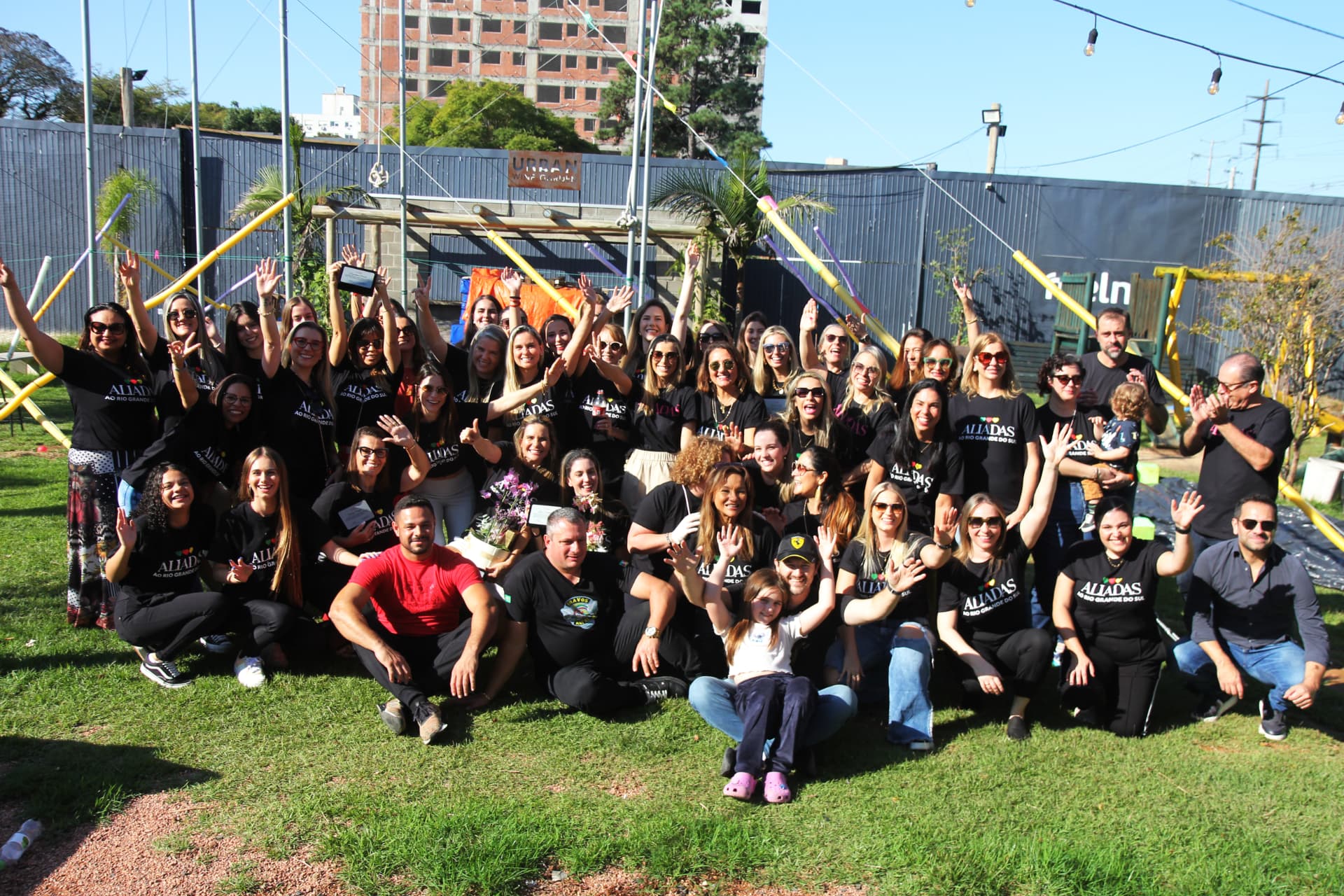 Equipe e voluntários da rede Aliadas reunidos durante a mobilização das enchentes de 2024