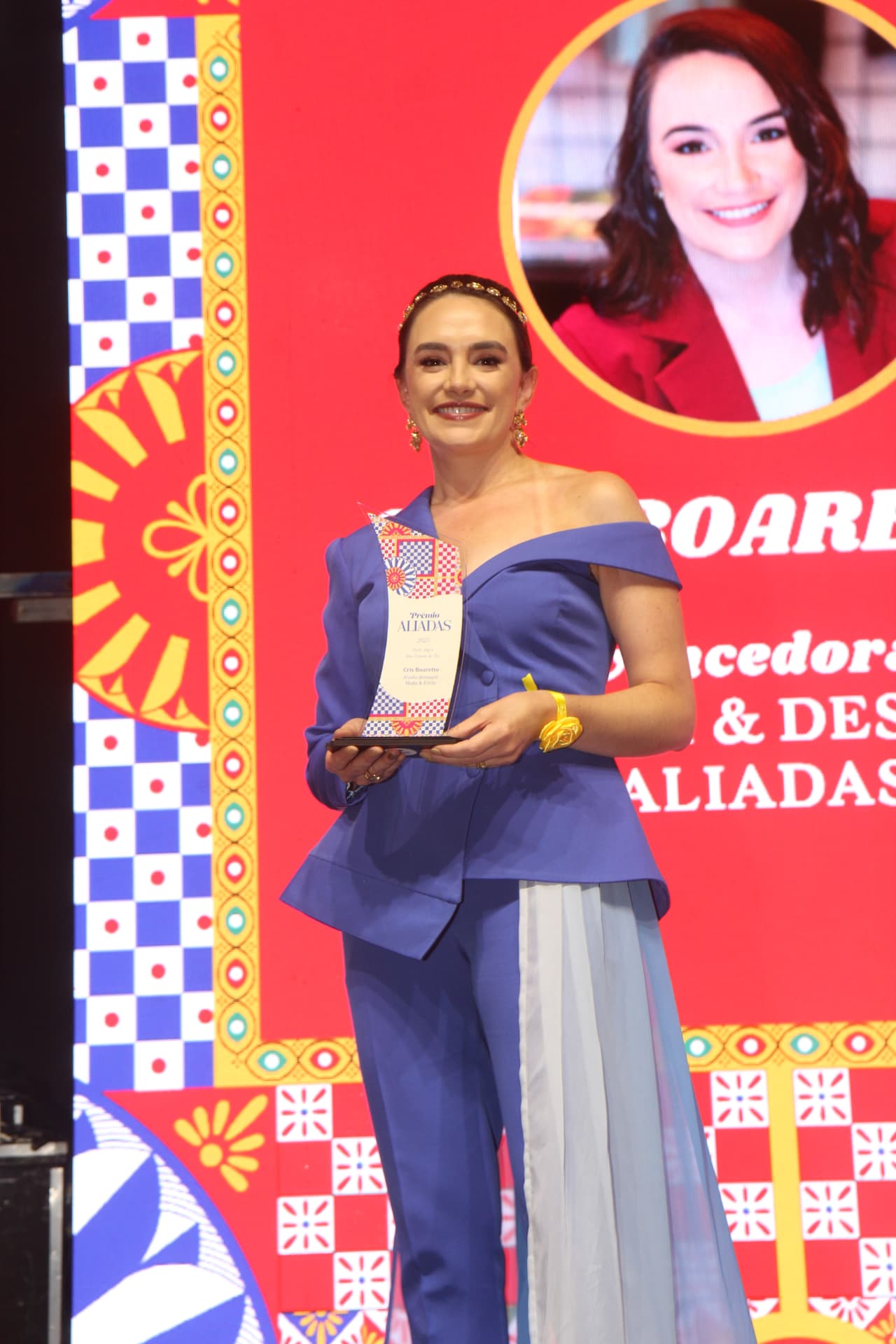 Cris Bizarro com o troféu do Prêmio Aliadas 2025