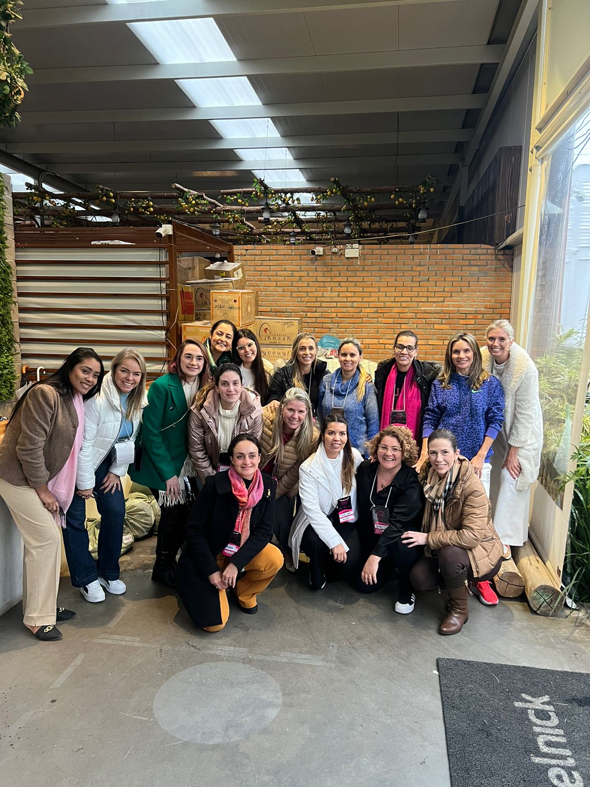 Voluntárias do Instituto Aliadas reunidas no Abrigo Aliadas durante a emergência