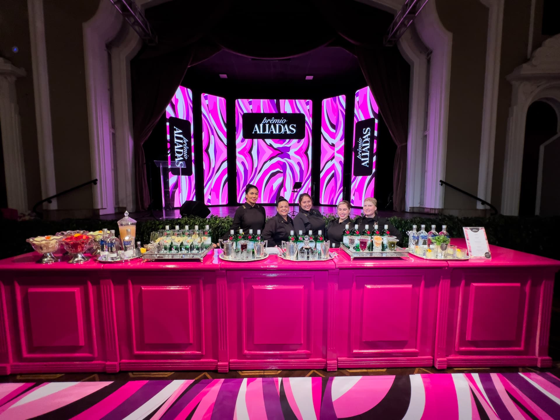 Salão decorado com a marca do Prêmio Aliadas 2024 em destaque no palco