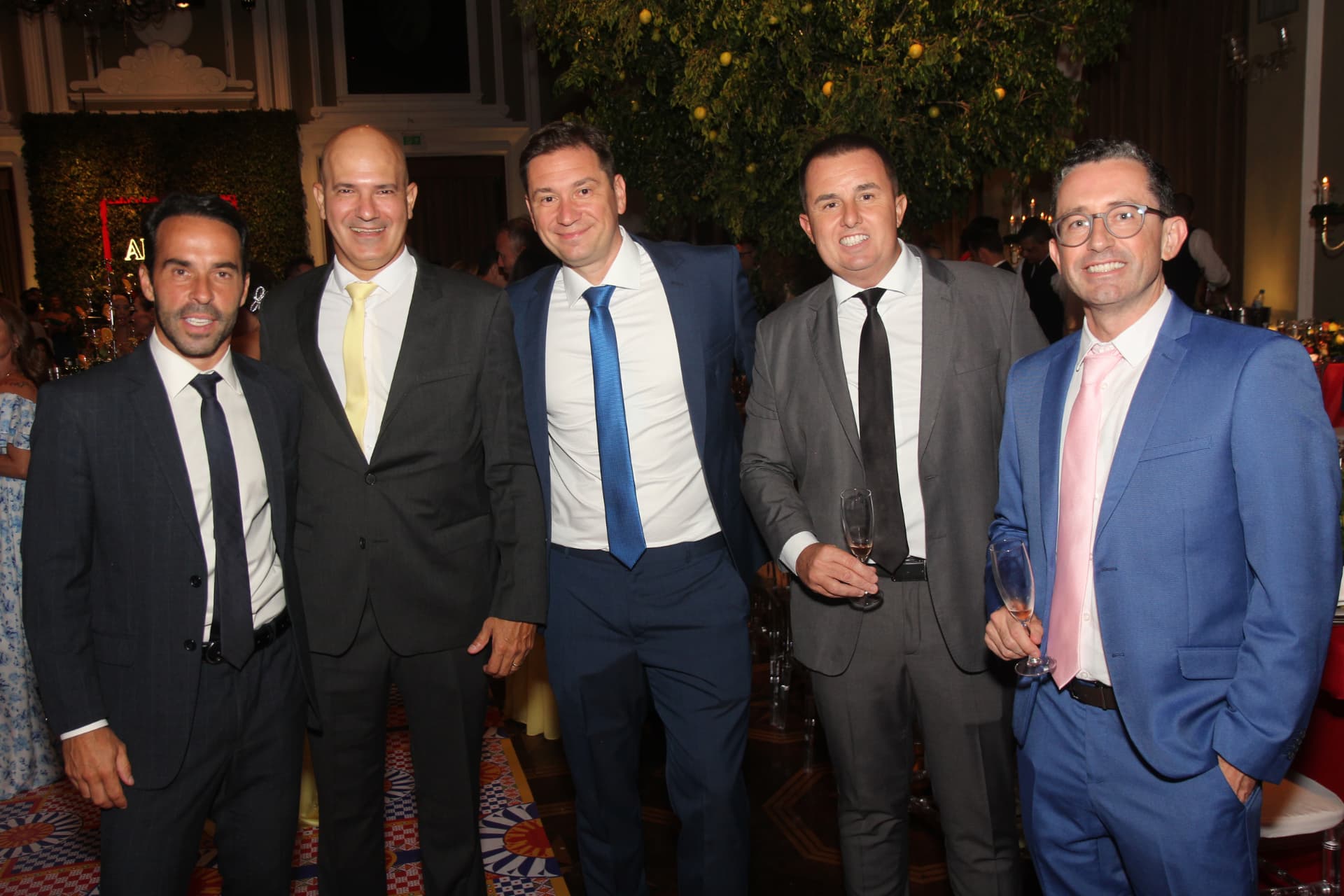 Grupo de autoridades e convidados no Prêmio Aliadas 2025